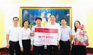 Agribank trao quà Tết cho người nghèo, đối tượng chính sách tại TPHCM