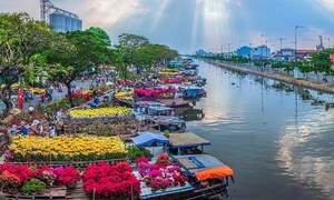 Phiên chợ Tết bên dòng sông tuổi thơ