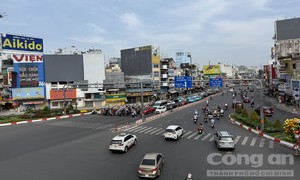 TPHCM ngày đầu năm mới: Đường sá thông thoáng, người dân rộn ràng du xuân