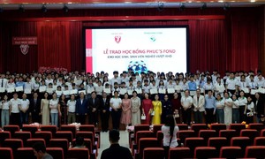 Trao hơn 1,4 tỷ đồng học bổng cho sinh viên, học sinh khó khăn