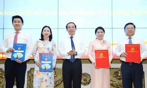 TPHCM trao quyết định công tác nhân sự nhiều cán bộ chủ chốt