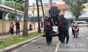 Xác minh nhóm người khiêng ‘quan tài’ diễu phố, nghi quảng cáo phản cảm