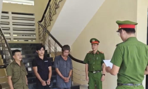 Khởi tố, bắt tạm giam 2 cha con cùng về tội “mua bán trái phép chất ma túy"