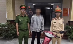 Thanh niên buông cả hai tay khi điều khiển xe máy bị tịch thu phương tiện