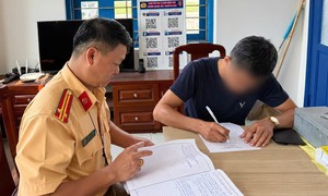 Video: Tài xế lái ôtô kéo lê khung sắt, tấm tôn trên đường bị mời làm việc, xử phạt