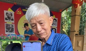 Công an xã Phú Giáo đồng hành cùng người dân tiếp cận các tiện ích số