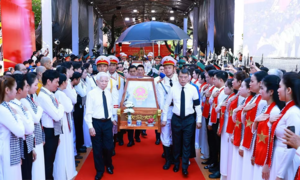 Vinh quang thuộc về các Anh hùng liệt sỹ đã hiến dâng đời mình cho Tổ quốc, cho hạnh phúc của nhân dân