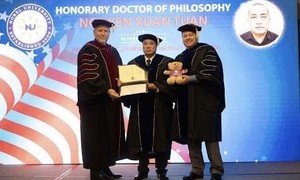 Nhà văn, nhà nghiên cứu Nguyễn Xuân Tuấn được Đại học Nobel (Hoa Kỳ) trao bằng Tiến sĩ danh dự