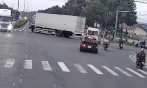 Tài xế xe tải gây tai nạn chết người, xuống kéo nạn nhân ra khỏi gầm xe rồi lái xe bỏ chạy