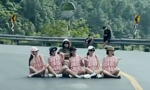 Video: Nhóm phụ nữ ngồi giữa khúc đường cua trên đèo Hải Vân để chụp ảnh đã bị xử lý