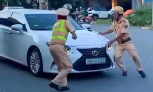 Video: Nữ tài xế xe Lexus chạy quá tốc độ, khóa cửa ôtô rồi 'thông chốt' CSGT
