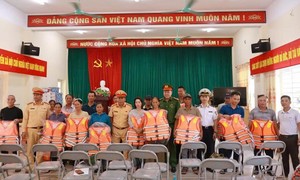 Cảnh sát đường thủy Hà Nội: Tuyên truyền, vận động người dân vạn chài từ bỏ đánh bắt thủy sản bằng kích điện
