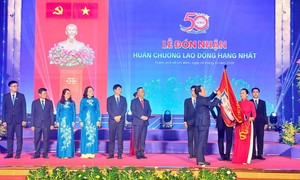 Trường ĐH Sư phạm TPHCM đón nhận Huân chương Lao động hạng Nhất