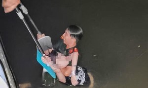 Cán bộ Công an phường Ninh Kiều nhảy xuống rạch trong đêm cứu cô gái