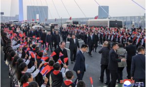 Nhà lãnh đạo Kim Jong Un đến thăm thành phố biên giới của Trung Quốc