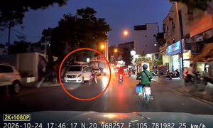 Video: Tài xế ôtô bất cẩn mở cửa xe khiến người đi xe máy ngã nhào