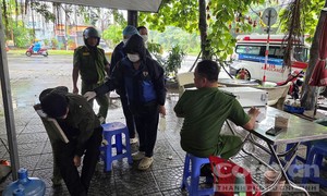 Ấm lòng nghĩa cử giúp nam thanh niên nằm bên đường lúc trời mưa