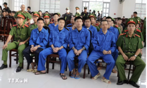 53 bị cáo lãnh án tù vì mang súng đạn, hung khí đi gây rối gây náo loạn