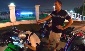 Công an làm việc với người đe dọa tài xế Grab hỗ trợ vá xe miễn phí cho người đi đường