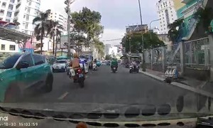 CSGT TPHCM mở còi hụ dẫn đường cho ô tô chở sản phụ đến Bệnh viện Từ Dũ an toàn
