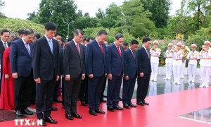 Lãnh đạo Đảng, Nhà nước đặt vòng hoa tại Đài tưởng niệm các Anh hùng liệt sỹ