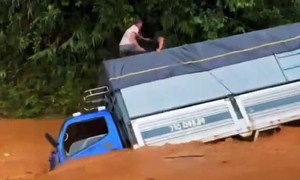 Video: Lũ cuốn trôi xe tải chạy trên đường ở Đà Lạt, 3 người trên xe may mắn thoát nạn