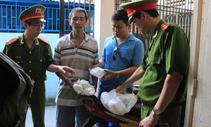 Bài 1: Những thùng phuy bột trắng trong gian bếp
