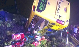 Xe khách giường nằm mất lái lao xuống mương rồi lật