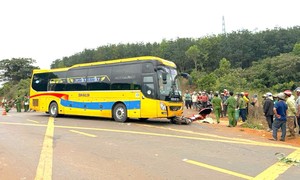 Xe khách va chạm xe máy băng qua đường, một phụ nữ tử vong tại chỗ