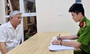 Tạm giữ hình sự đối tượng điều khiển ôtô ép xe người khác, hành hung tài xế sau va chạm