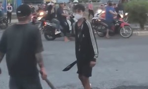 Mời làm việc 4 đối tượng cầm hung khí đuổi đánh nhau trong KCN Sóng Thần