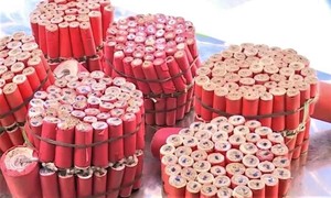 Bắt quả tang đối tượng vận chuyển và tàng trữ trái phép gần 380kg thuốc nổ