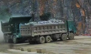 Clip hai xe ben chở đá va chạm mạnh khiến 2 tài xế tử vong