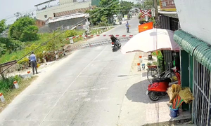 Video người đàn ông điều khiển xe máy tông gãy barie đường sắt khi đang hạ