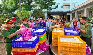 Công an tỉnh An Giang: Trao tặng 600 suất ăn cho bệnh nhân nghèo