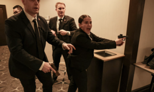 Kẻ nổ súng tại buổi tiệc có sự tham dự của Tổng thống Mỹ được trang bị nhiều vũ khí