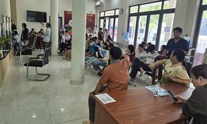 Công an phường Đông Hưng Thuận làm việc xuyên lễ cấp căn cước, tài khoản định danh cho học sinh