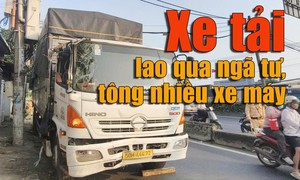 Xe tải lao qua ngã tư đèn đỏ tông hàng loạt xe máy rồi đâm vào nhà dân, 1 người tử vong