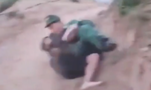 Video lực lượng biên phòng khống chế đối tượng buôn pháo lậu gần khu vực biên giới