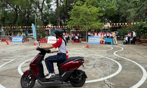 TPHCM: Hàng trăm em học sinh thích thú khi được trải nghiệm thực tế thi sát hạch lái xe