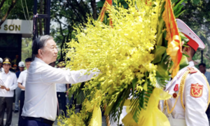 Tổng Bí thư, Chủ tịch nước dâng hương Đại tướng Võ Nguyên Giáp và các Anh hùng liệt sỹ tại Quảng Trị