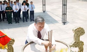 Tổng Bí thư, Chủ tịch nước dâng hương Đại tướng Võ Nguyên Giáp và các Anh hùng liệt sỹ tại Quảng Trị