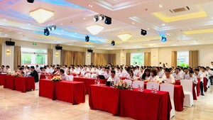 Từ hội trường nghìn khách đến bàn tiệc VIP hội ngộ