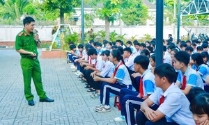 Công an xã Đất Đỏ tuyên truyền sinh động phòng, chống ma túy cho các em học sinh