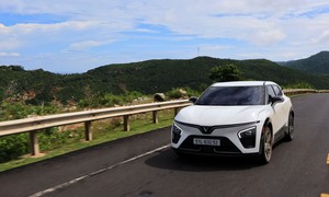 Sử dụng VinFast VF 7, chủ xe thừa nhận “không muốn quay lại xe xăng”