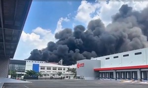 Clip công ty dệt may trong khu công nghiệp ở Đồng Nai bốc cháy ngùn ngụt