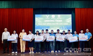 Phường Vườn Lài trao học bổng và tập huấn kỹ năng lái xe an toàn cho học sinh