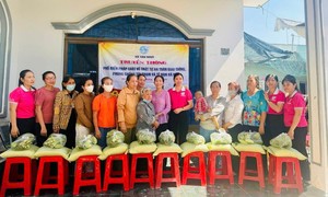 Công an xã Tân Nhựt: Tuyên truyền về an toàn giao thông và phòng chống tội phạm mạng cho hội viên phụ nữ