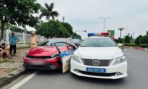Tài xế vi phạm nồng độ cồn và tốc độ, đâm gãy cửa xe CSGT để bỏ chạy