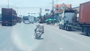 Video: Hai người đàn ông đầu trần phóng xe máy, đánh võng trên quốc lộ gây bức xúc